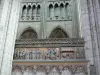圣康坦 - 圣康坦大教堂内部：合唱团篱芭的被雕刻的装饰