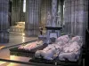 圣德尼大教堂 - 皇家墓地圣德尼大教堂的内部：带有陪葬雕塑的坟墓（躺着）