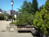 圣拉里苏朗 - 水疗和滑雪胜地：温泉公园（长椅，灌木，路灯柱和水疗中心）;在奥尔山谷