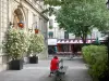 圣日耳曼德佩区 - 停在Place Saint-Germain-des-Prés的长凳上