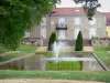 圣波莱达 - Saint-Paul-lès-Dax市政厅的门面和法国公园的池塘