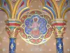 圣礼拜堂 - 低教堂：描绘使徒的纪念章和用fleurs-de-lis装饰的柱子