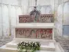 圣蒂博教堂 - 圣蒂博教堂内部：多色雕刻木制祭坛
