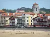 圣让德吕兹 - 圣让 - 巴蒂斯特教堂的钟楼，沙滩和海滨度假胜地的海边