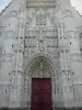 圣里基耶 - Flavoyant哥特式风格的Saint-Riquier修道院教堂正面：中央门户和雕像（雕像，雕塑）