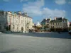 坎佩尔 - 伟大的广场与美丽的建筑和旋转木马