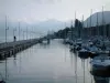 埃维昂莱班 - 码头与船和帆船，路灯柱，日内瓦湖和山脉的对齐