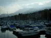 埃维昂莱班 - 小游艇船坞的小船和游艇，山在背景中