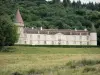 城堡Bazoches - 沃邦元帅的故居：圆形塔楼和封建城堡，草地和树木的立面;在Morvan地区自然公园