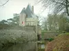 城堡Goulaine - 城堡入口，桥梁，护城河和树木