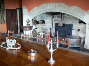 城堡Virieu - 城堡内：旧厨房（餐厅）的巨大壁炉