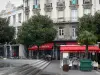 塔布 - 露台的咖啡，树木和建筑物在Place de Verdun