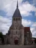 塞纳河畔米西 - 圣皮埃尔ès-Liens教会和云彩在天空