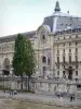 塞纳河畔 - 奥赛博物馆（Muséed'Orsay）的外观俯瞰塞纳河（Seine）