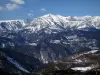 奥地 - 一番上の国：雪をかぶった山（雪）、青い空に浮かぶ雲