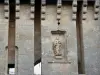 奥泽兰河畔弗拉维尼 - 圣母和孩子的雕像，吊桥凹槽和镇门的machicolations