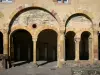 孔克 - Sainte-Foy修道院罗马式回廊的拱廊