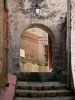 孔夫朗自由城 - 中世纪村庄的门廊