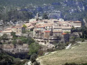 密涅瓦 - 村庄的教堂和房屋位于Haut-Languedoc区域自然公园的岩石露头上