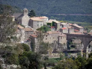 密涅瓦 - 在Haut-Languedoc区域自然公园，村庄的教堂和房屋铺设在岩石露头，桥梁和树木上