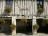 富尔塞 - 半木结构的房子，装饰着天竺葵（鲜花），是Fourcès市政厅的所在地