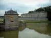 尚蒂伊 - 建在池塘的边缘，Enghien城堡和树木