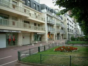 尚蒂伊 - 树，草坪，鲜花，人行道和城市的建筑物