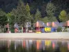 尚邦湖 - 小木屋，海滩，水体和树木;在多尔山脉的奥弗涅火山区域自然公园