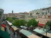 尼斯 - Cours Saleya花市场和五颜六色的房子看法在老尼斯