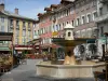 差距 - Place Jean Marcellin：喷泉，咖啡馆露台，商店和房屋，拥有色彩缤纷的老城区外墙
