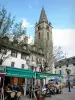 巴斯洛内特 - 红衣主教塔（钟楼）俯瞰曼努埃尔广场（房屋，咖啡馆露台，灯柱和树木）