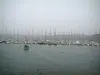 布列塔尼的沿海风景 - 海（海峡）和一排排的帆船和帆船