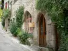 布吕尼屈厄 - 一个石房子的门面有上升的植物的