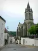 布尔邦莱班 - Notre-Dame-de-l'Assomption教堂的钟楼和温泉的房子