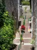 庞达热奈 - 在中世纪城市的台阶的胡同