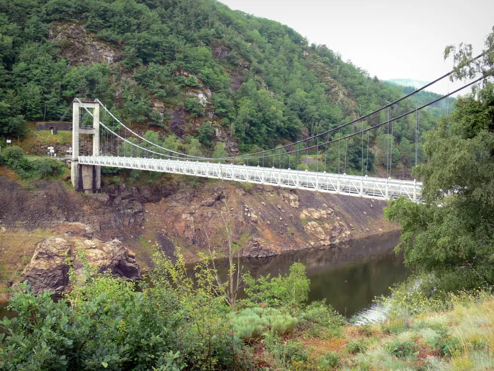 指南康塔勒省 - 康塔尔的风景 - TruyèreGorges：Tréboul桥悬挂在Sarrans水坝的湖泊上方