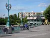 恩吉恩莱班 - 温泉：恩吉恩湖码头（码头长廊，Esplanade Patenôtre-Desnoyers），其锻铁栏杆和新艺术风格的街灯;旧bandstand（圆形大厅房屋啤酒厂）在后台