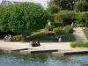 恩吉恩莱班 - 温泉：玫瑰园装饰着玫瑰，树木和长椅，在Enghien湖的边缘