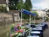 悲 - 咖啡露台位于水边，栏杆上装饰着鲜花，Tanners运河，房屋和城市建筑