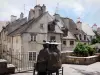 悲 - 雕塑Place aux Fleurs上的Commissars和老城区的房屋
