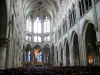拉丁区 - Saint-Séverin教堂的内部：教堂中殿和合唱团
