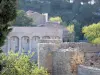 拉格拉斯 - 在前景俯瞰Sainte-Marie d'Orbieu修道院的城墙