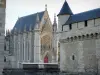 文生城堡 - 华丽的哥特式风格的圣礼拜堂和城堡外壳