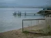 日内瓦湖 - 靠岸与捕鱼器具，湖，浮船和岸在背景中