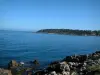 昂蒂布海角 - 海和Cap d'Antibes的看法在背景中