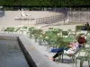 杜乐丽花园 - 在八角形游泳池边缘的花园椅上放松休息