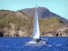 桑特人 - 沿着Saintes群岛的海岸航行的帆船