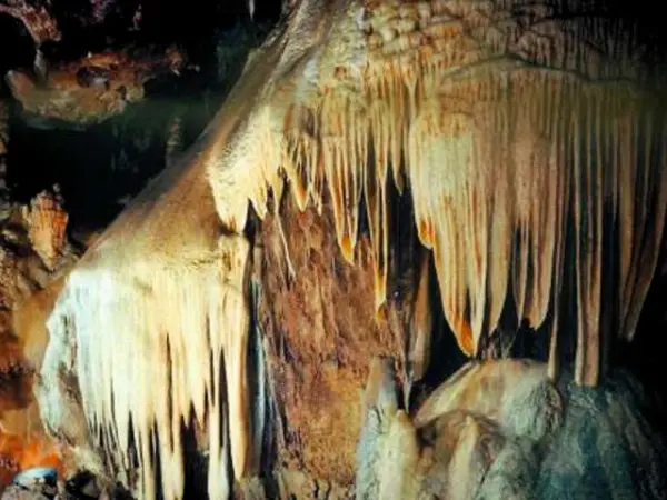 梅多斯的洞穴 - 旅游、度假及周末游指南上比利牛斯省