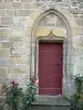 比洛姆 - 中世纪小镇（中世纪区）：石头房子的旧门和入口装饰着玫瑰花丛（玫瑰）