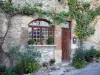 比热地区昂圣索尔兰 - 石屋装饰着藤蔓，植物和花卉;在Lower Bugey
